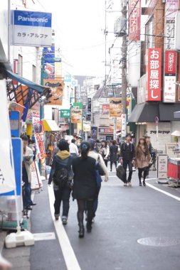 Tokyo, Japonya 'da işlek şehir sokak manzarası 