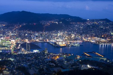 Japon şehrinin gece manzarası.