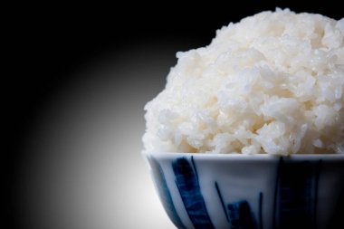 Bir kasede taze pişmiş beyaz pirinç, stüdyo çekimi.