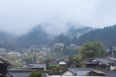 Sabahları dağ vadisindeki Japon köyünün güzel manzarası. 