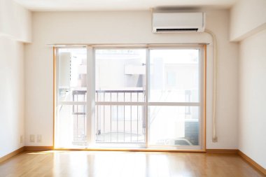 Evde klima olan boş bir oturma odası. 