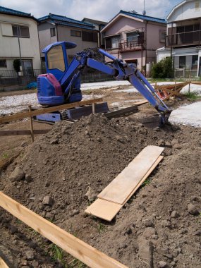 Crane, şehirdeki evin inşaatında. 