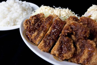 Geleneksel Japon mutfağı. Beyaz tabakta pilav ve kızarmış domuz eti.