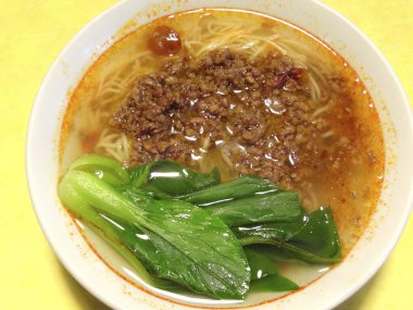 Baharatlı şehriye çorbası. İçinde kıyma ve taze kakao yaprakları var.