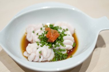 Beyaz kasede servis edilen lezzetli shirako.