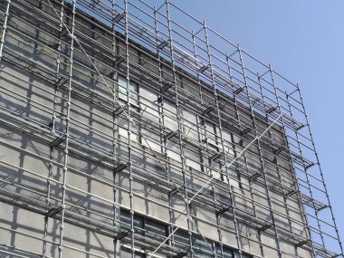 İnşaat iskelesi ve gökyüzü.