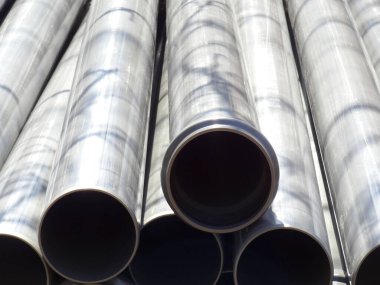 Metal ve ürün deposunda yuvarlak bölümlü metal profil boruları    