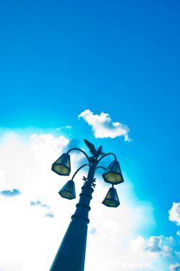 Düşük açılı sokak lambası bulutlu gökyüzüne karşı