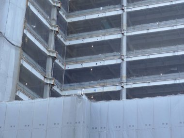 Şehrin inşaatında tamamlanmamış ön cephe duruyor