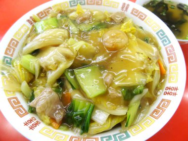 Renkli bir kase sebzeli erişte çorbası.