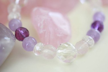 Doğal kuvars kristalleriyle güzel boncukların yakın plan görüntüsü.