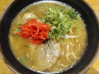 Domuz derisi, zencefil çorbası ve buharlı ramen eriştesi.