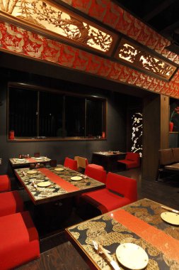 Bir otel odasının içinde.