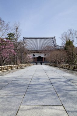 Güzel antik Japon tapınağının manzaralı görüntüsü.