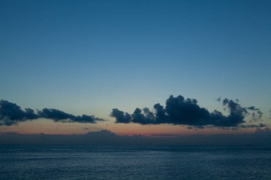 Yazın denizin üzerinde güzel bir gün batımı      