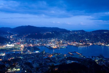 Japon şehrinin gece manzarası.