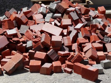 Güneşli bir günde kırmızı tuğla yığını 