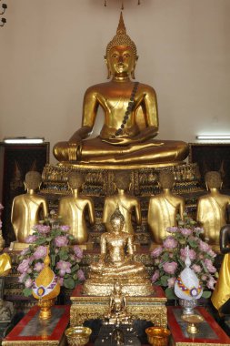 Bangkok, Tayland 'daki Wat Arun Tapınağı' nda altın Buda heykelleri