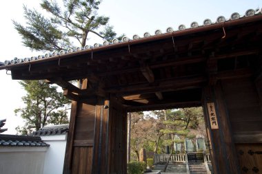 Güzel antik Japon tapınağının manzaralı görüntüsü.