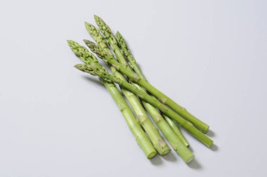 Beyaz arka planda bir sürü taze yeşil kuşkonmaz