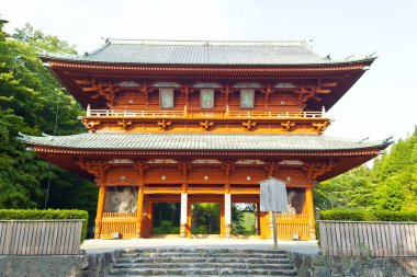 Canlı mimarisi olan tarihi bina, sakin bir yerde yeşilliklerle çevrili.