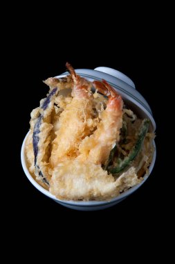 Küçük bir kâse içinde kızarmış karides, tempura ve Japon yemeği.
