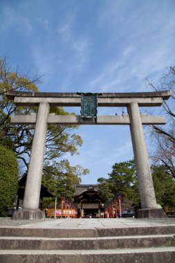 Güzel antik Japon tapınağının manzaralı görüntüsü.