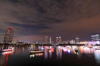 Şehirdeki modern binaların ışıklarıyla, kentsel arka planlarıyla 