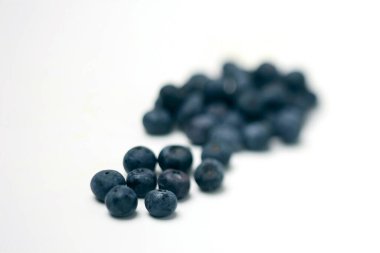 beyaz arkaplanda taze yaban mersini