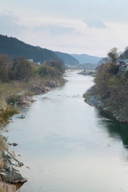 Bulutlu bir günde dağlardaki nehir manzarası