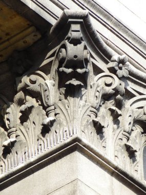 Güzel eski binanın ön cephesi, yakın plan.