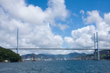 Bulutlu gökyüzünün altında yayılan köprünün görüntüsü