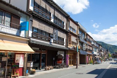 Japon caddesinin estetik kalitesi binalarının çarpıcı tasarımıyla artar.