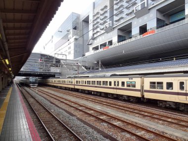 Japonya 'da hızlı modern tren geçiyor. 