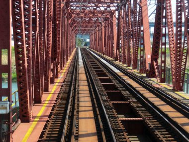 Nehrin üzerindeki endüstriyel demir yolu köprüsü