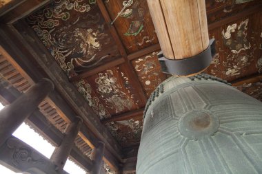 Güzel antik Japon tapınağının manzaralı görüntüsü.