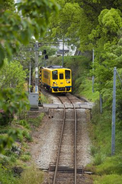 Tren istasyondaki tren raylarında ilerliyor.