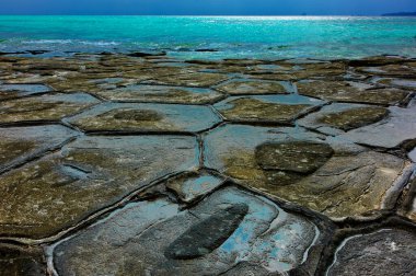 Deniz manzarası taş ve suyla çok güzel.             