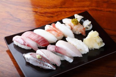 Tabağında suşi olan bir mutfak çekimi. 