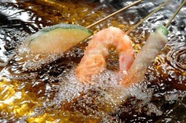 Kızarmış karides ve sebze.