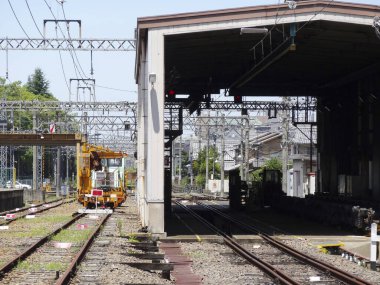 Şehirdeki boş tren istasyonunun gündüz görüntüsü 