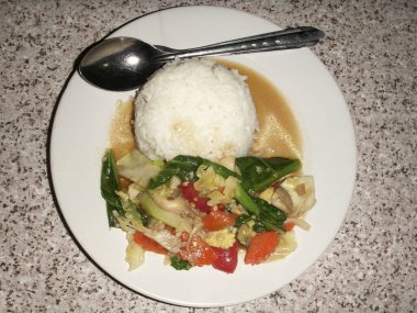 Lezzetli bir Asya yemeğinin yakın çekim görüntüsü