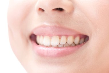 Genç bayanın dudaklarını kapatın.