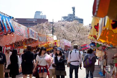 Şehir parkında çiçek açan insanlar. 