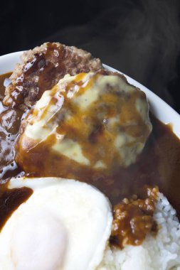 Köri soslu, pirzola ve haşlanmış pirinçli bir mutfak fotoğrafı. 