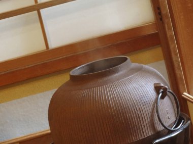 Buharlı demir çaydanlık ahşap pencerenin yanında dinleniyor.