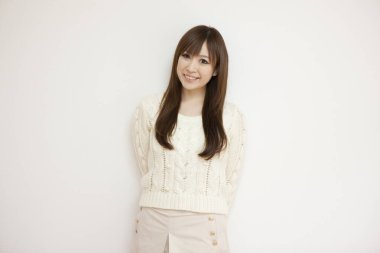 Beyaz arka plan üzerinde güzel genç Asyalı kadın portresi