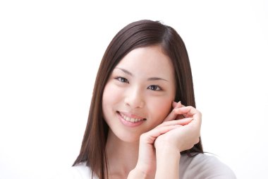 Beyaz arka planda izole edilmiş kameraya gülümseyen kadın 