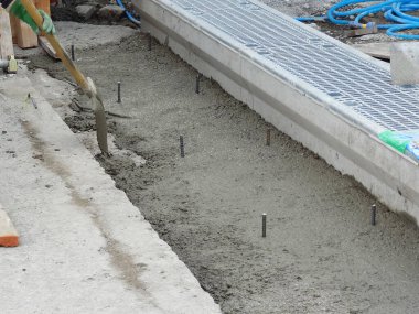 İnşaat alanındaki siperlere beton döken işçiler