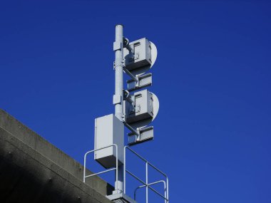 Modern iletişim ekipmanları beton yapı korkuluklarının üzerine monte edildi
